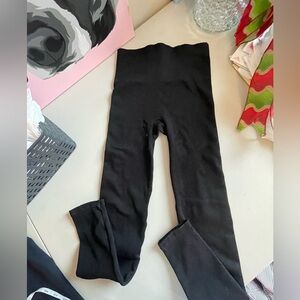 Soma Woman’s Leggings ribbed in Sz L in gently used condition